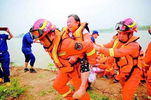 当地|抗洪抢险＂山东防线＂ 山东消防两天营救疏散群众506人