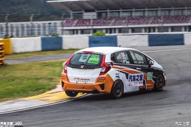 转向|601号赛车被撞，轮圈缺一块还能完赛。818号赛车突然无法转向