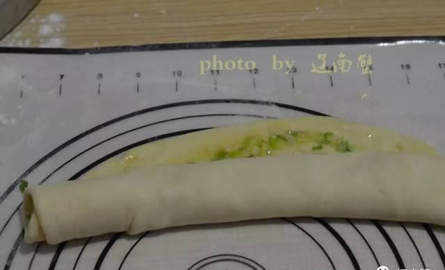  饼子上面|想做出层次分明的葱油饼，这个东西还真不能少！