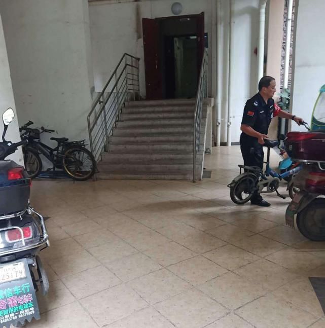 皇冠国际社|电瓶车堵了单元楼道！回家的路该谁来疏通？