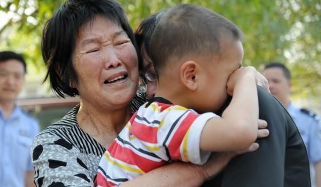  纪先生|3岁小女孩与爸爸在商场走散，当她说出爸爸名字，民警忍不住笑了