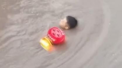 救援|面包车被淹没 驾驶员车顶等救援,消防员仰泳百米托着司机游向安全地带