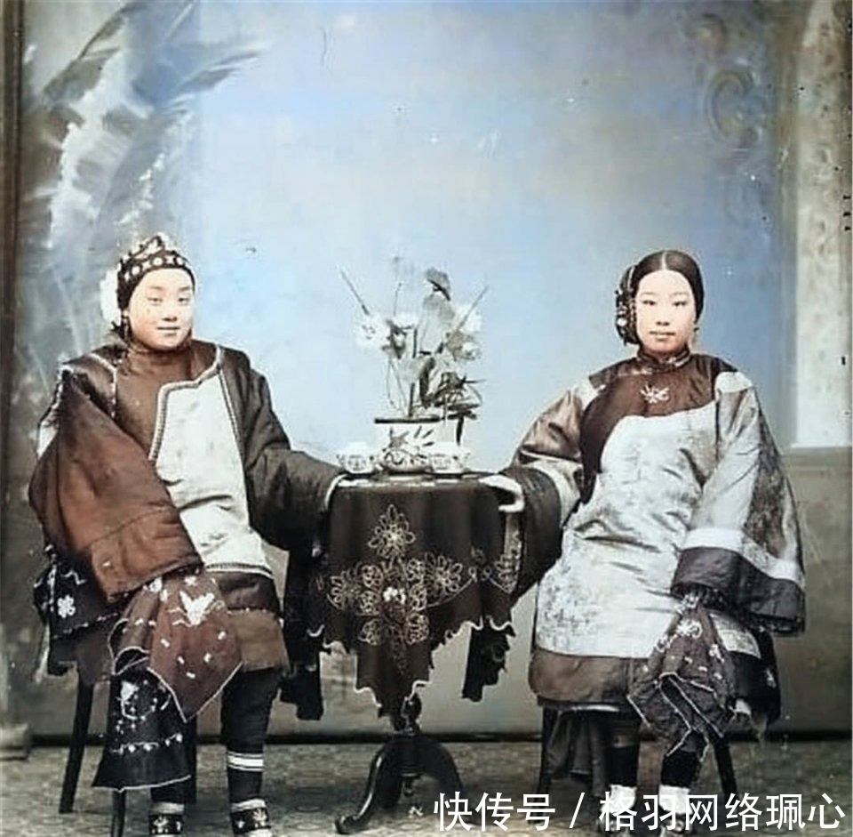 合影|清朝彩色老照片:“巨人”男子娶娇妻,溥仪西装与三位美女合影