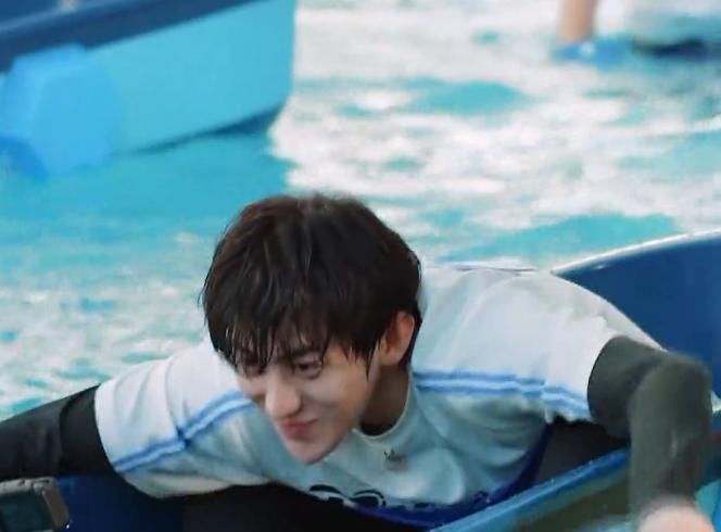  妆容|难怪说蔡徐坤离不开化妆师，当他下水妆容花掉后，导演都不敢拍近景