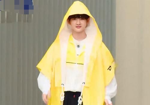 R1SE|同样是R1SE成员,《跑男》给周震南何洛洛的头衔却不同,分的挺明显