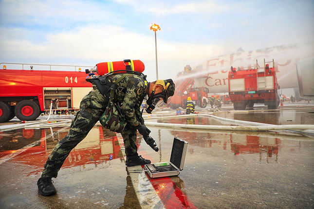  协同|浦东机场一架国际货运飞机着火，消防、武警协同合作成功扑灭火势