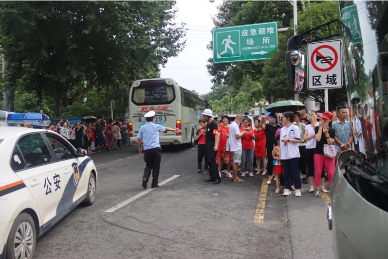  送考|乘风破浪高考日 盘点常德市二中爱心送考的那些美好画面！