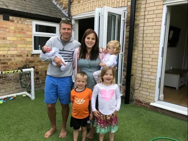  宝宝|英国女子去医院待产被劝回，不久之后，在车上生下一个宝宝