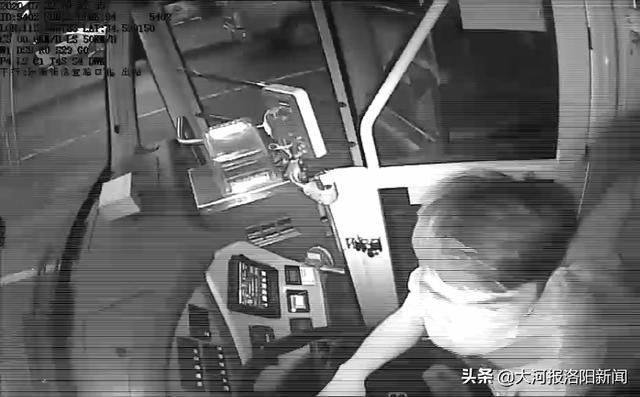 小男孩|男孩意外错过末班车，幸亏这位“路人”多看一眼