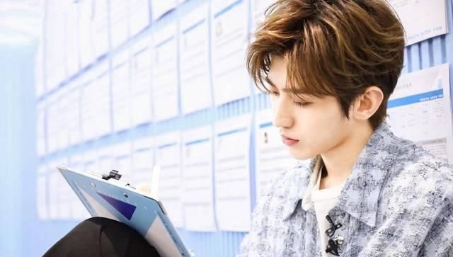  清爽|蔡徐坤升级做导师，7000块女款衬衫清爽帅气，踩黑皮鞋终于变成熟