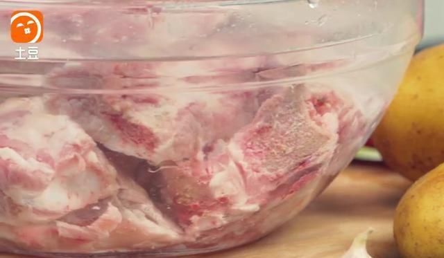  做法|排骨别再红烧，这个做法让人百吃不厌，3分钟就能学会