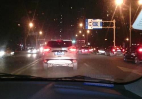  急刹车|奔驰马路上急刹车，男子将女朋友一脚踹下车：让你抢我方向盘