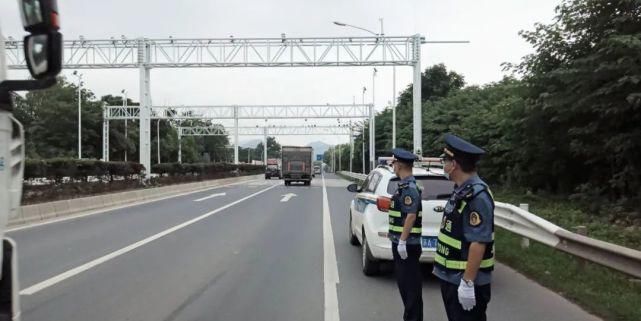 公安交管部|拒绝超载!栖霞上线“不停车查超载”系统