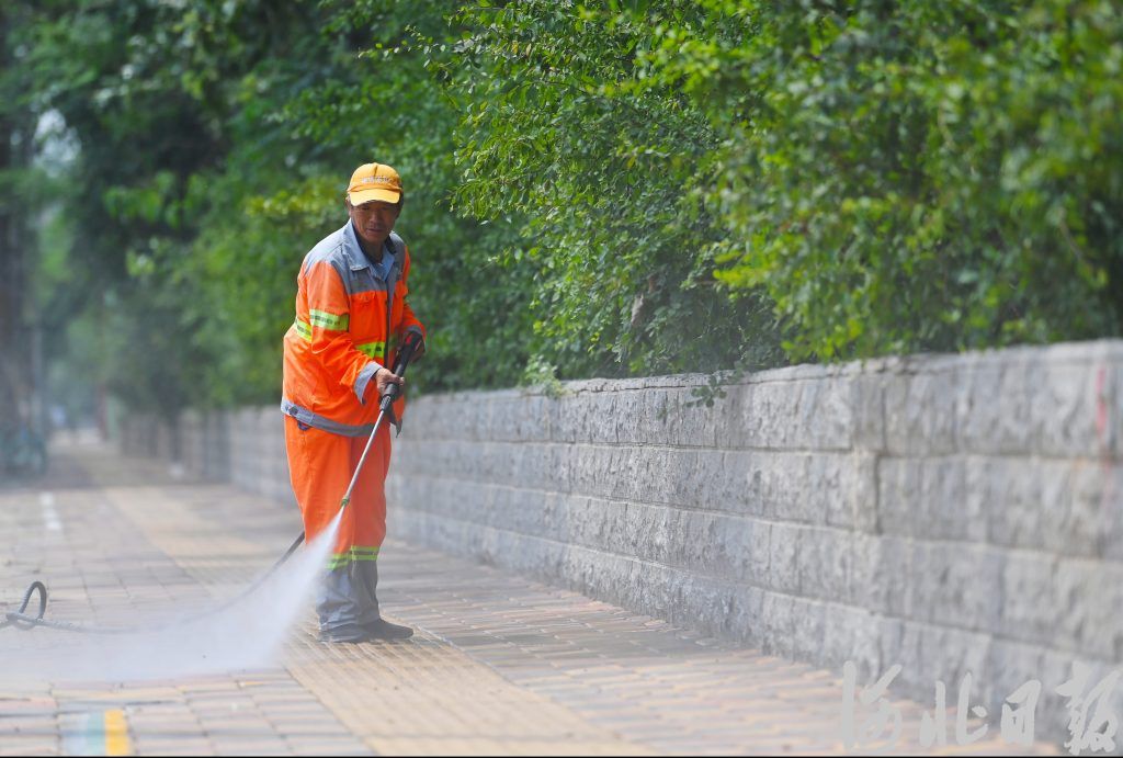 石家庄：喷洒作业为城市道路降温