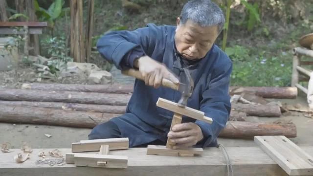  木头|继李子柒后，63岁木工大爷火爆外网，他凭什么月入60万？