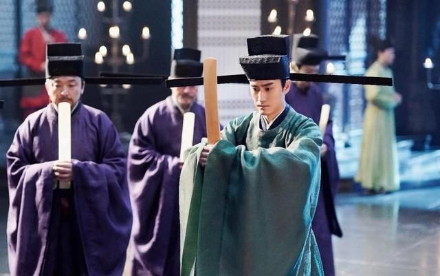  装饰|盔缨、帽翅和锷这三件古物的功能，很可能被今人忽略了