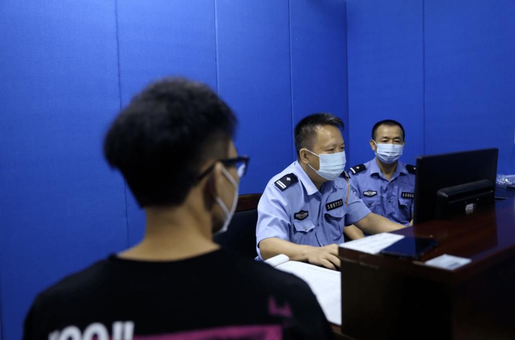  走位|粤E车街头恶意别车+蛇形走位，车主拍视频道歉！