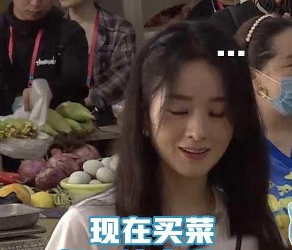  赵丽颖|赵丽颖在中餐厅遭到如此待遇，还被网友嘲带资进组？