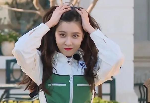  心机|跑男嘉宾接受水枪惩罚，其他人选择护头，张天爱的做法被吐槽心机