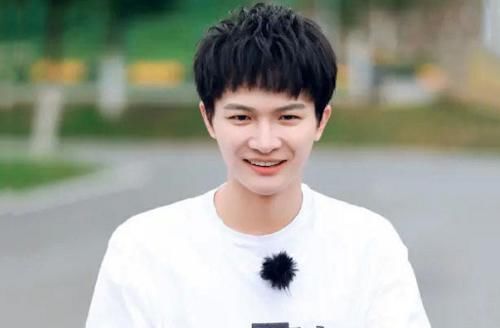 综艺节目|戚薇冒雨下车时,看到第一个上前撑伞的是谁:这样的人怎么能不红