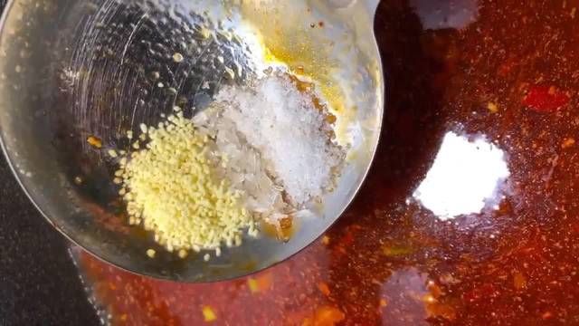 豆瓣酱|水煮干豆腐,配以万能的火锅底料和豆瓣酱调的汤底,吃着比肉香!