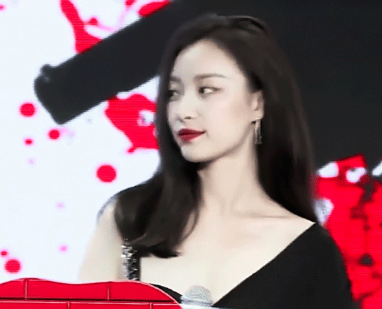  hold|倪妮要不要这么飒？新造型气场“一米八”，锯齿刘海也能轻松hold住