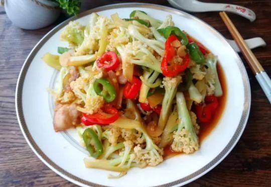  菜花|精选美食：肉丝炒蒜苗、干煸菜花、酸辣牛百叶、鲜奶炸吐司的做法