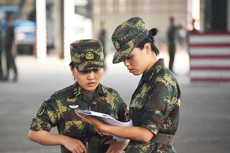 班长|准备入伍的女兵看这里，你们的班长来了