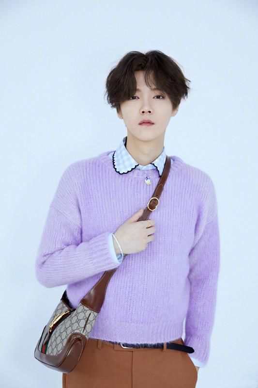  鹿晗|鹿晗拍写真，穿紫色套头衫搭翻领衬衫，俨然一个俊小伙模样！