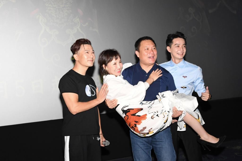 导演|19岁和导演私奔，住地下室、裸婚，4年生3胎，丈夫用7部剧捧红她