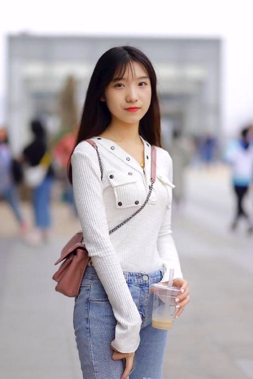 造型|牛仔裤搭配长袖衫,身体显得更富有线条感,造型美出新高度!