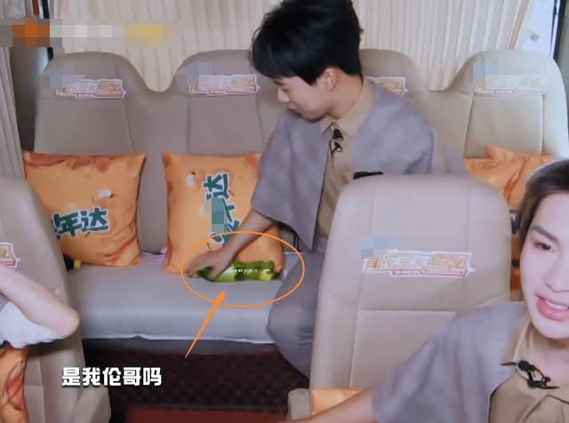  期节目|见到邓伦上车后，郭麒麟默默做的小动作引关注，暴露真实家庭素养