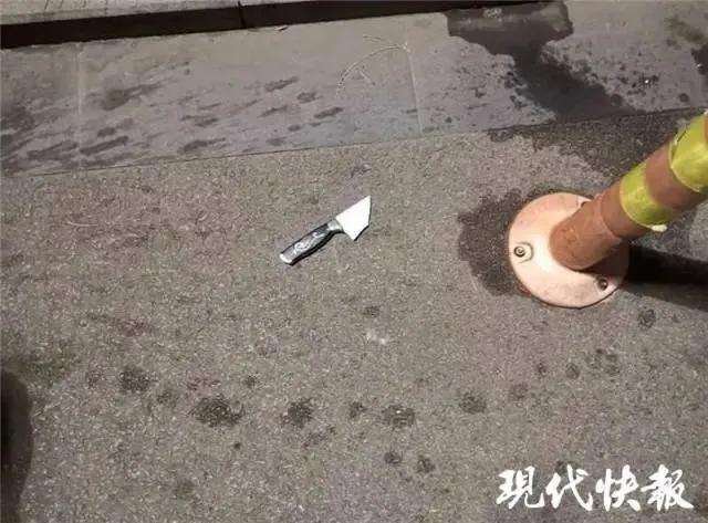  自行|天降飞刀插中后脑勺，男子居然自行走上救护车……