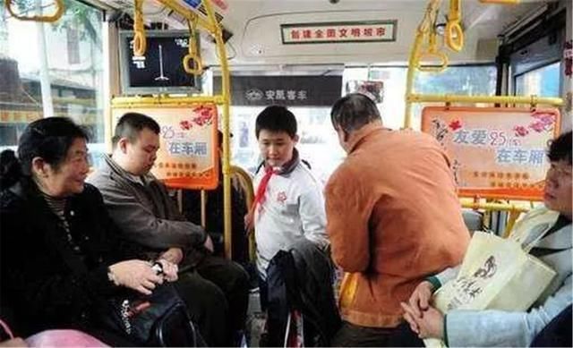 妈妈|公交上6岁男孩给老人让座，却被妈妈制止，乘客反而夸赞做得好