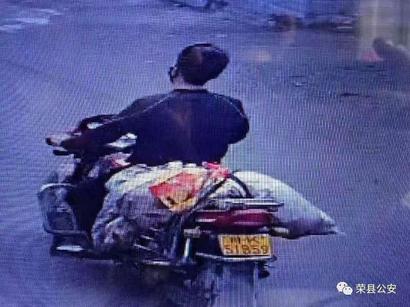 全过程|就是他！监控拍下灯杆坝一男子路边盗窃全过程！