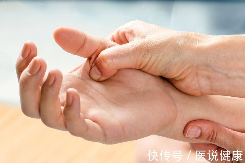 经常按摩手掌有哪些好处(坚持对手掌进行按摩，或能收获这4个好处，不妨试试)