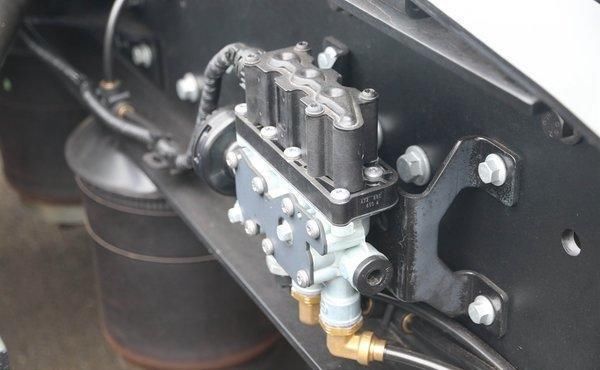  实拍|新增各种预警配置，实拍520马力现代创虎重卡，还有越野模式