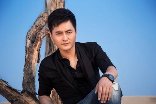 云飞|拿下《星光大道》亚军就抛妻弃女,转身迎娶小娇妻,云飞很渣男