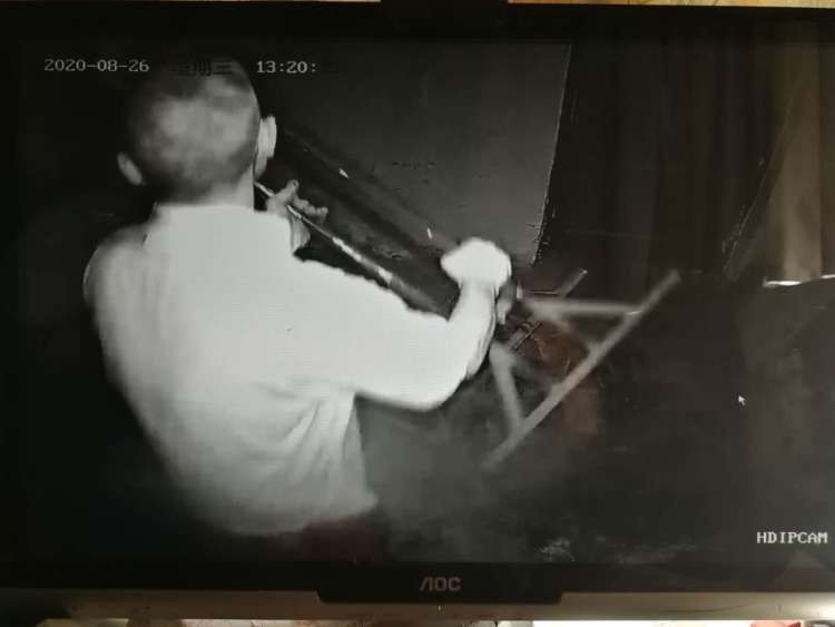 储藏室|储藏室物品被盗 监控记录下男子作案全过程