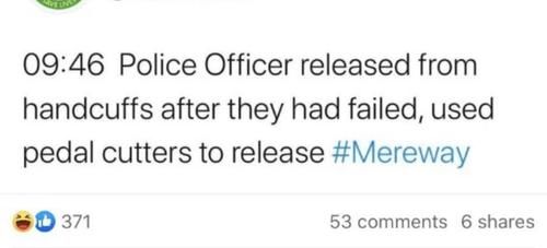  手铐|英国警官为新同事示范戴手铐，铐住自己取不下来跑到消防队求助