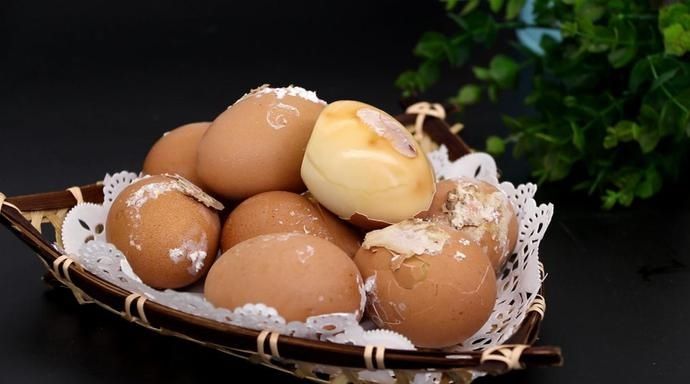 鸡蛋|原来电饭锅也能做烤鸡蛋,加点盐和水就可以了,比水煮蛋更好吃