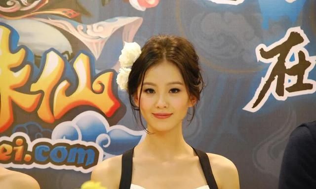  刘诗诗|气质如菊刘诗诗：不争不抢只管努力，好运自然会降临