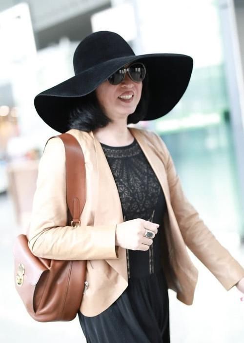 精致|金星穿上皮衣,内搭选择了一条黑色裙子,女人味就穿出来了!