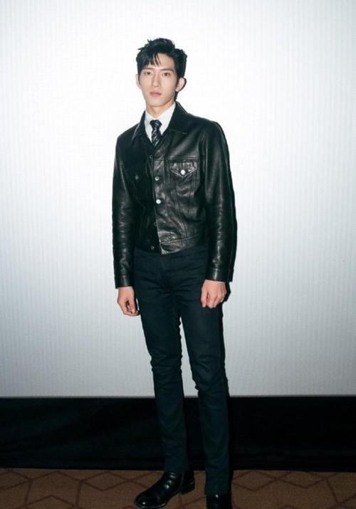  包围|看井柏然才知道，男生化“全包围眼线”多迷人，谁看了不心动？