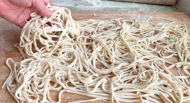 加勺|做手擀面时,和面只加水是不对的,加勺它,面条劲道爽滑不粘连