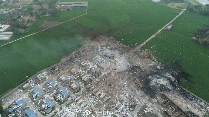  爆炸|航拍四川广汉鞭炮厂爆炸现场：屋顶被掀飞 一片废墟