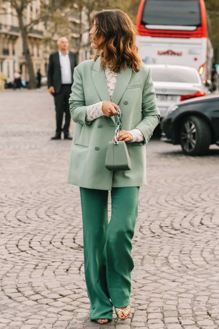 好看|今秋西装外套火了,这么穿好看又高级,时髦炸了