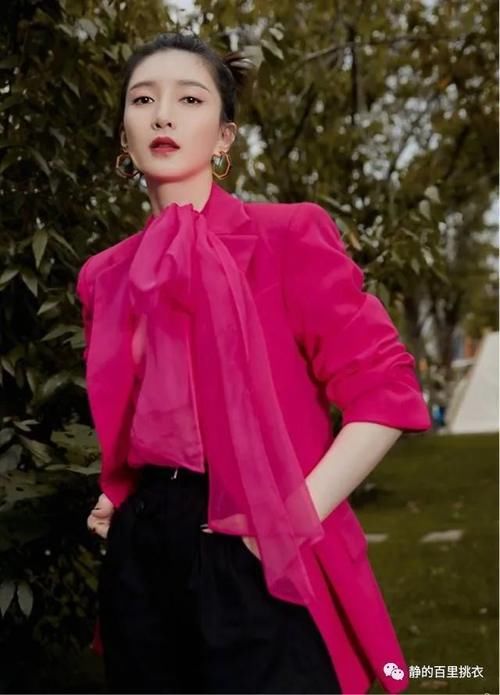  状态|江疏影状态超年轻，黄色运动背心配黑色短裤，尽显活力十足