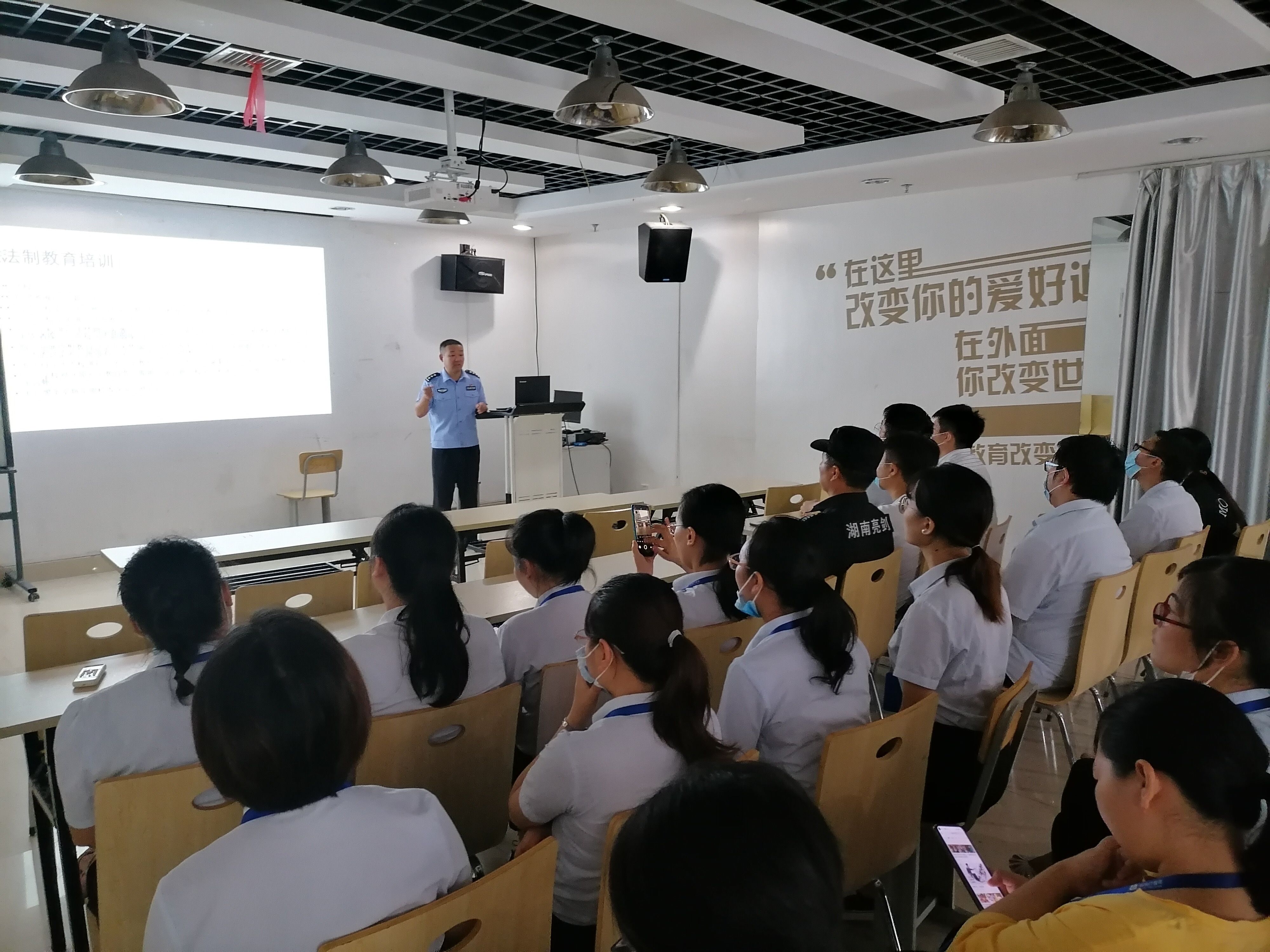 锦旗|社区民警收到了辖区居民送的“反诈宣传”锦旗