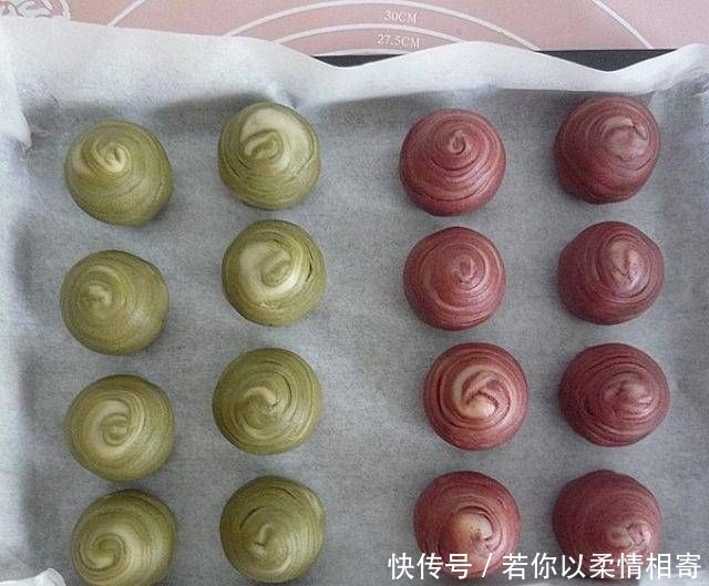上保鲜膜|抹茶酥和我自己做的红曲糕点,不油腻